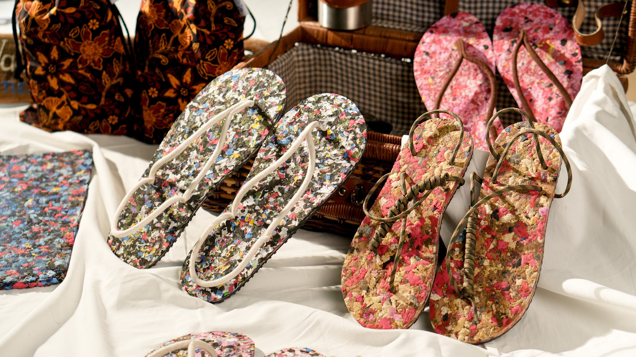 รองเท้าจากขยะทะเล ทะลจร