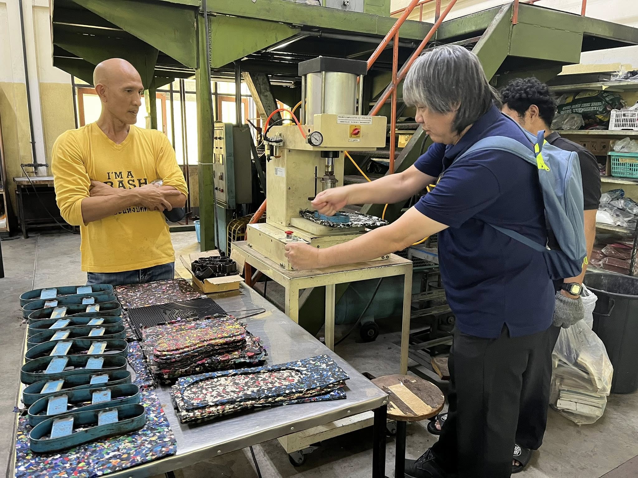 รองเท้าจากขยะทะเล ทะลจร